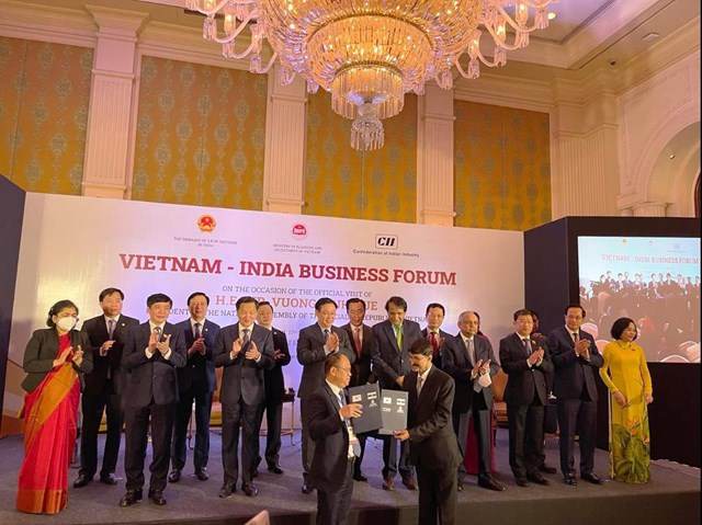 Với sự chứng kiến của Chủ tịch Quốc hội Việt Nam v&agrave; l&atilde;nh đạo c&aacute;c Bộ ng&agrave;nh hai nước, hai tập đo&agrave;n đ&atilde; trao bi&ecirc;n bản hợp t&aacute;c.