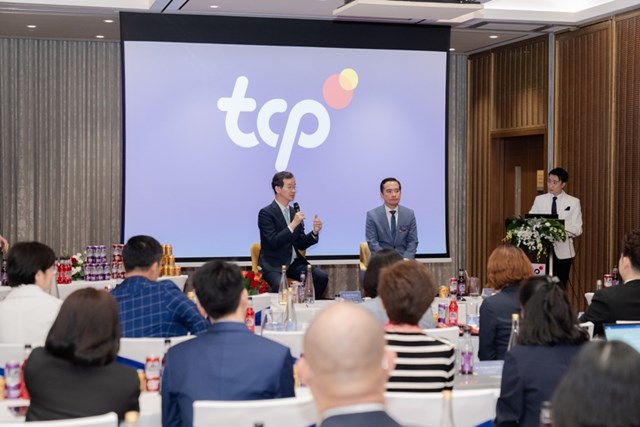 &Ocirc;ng Saravoot Yoovidhya, CEO Tập đo&agrave;n TCP v&agrave; &ocirc;ng Nguyễn Thanh Hu&acirc;n, Tổng Gi&aacute;m đốc TCP Việt Nam ph&aacute;t biểu tại sự kiện