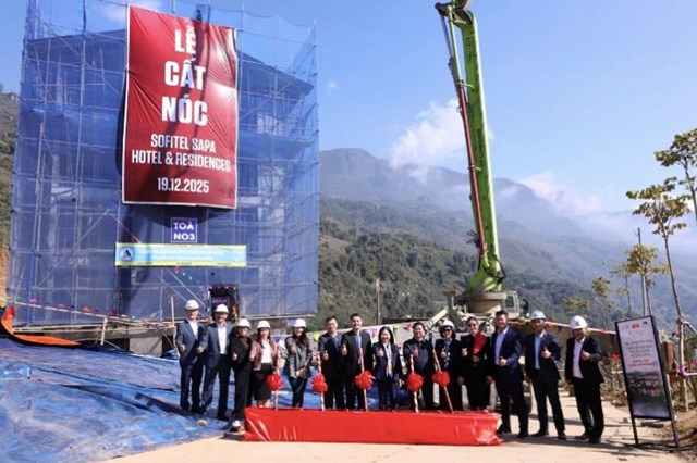 &nbsp;Nghi thức x&uacute;c b&ecirc; t&ocirc;ng tại Lễ cất n&oacute;c dự &aacute;n Sofitel Sapa Hotel &amp; Residences