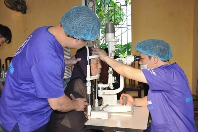 Bệnh viện mắt trung ương phối hợp với Sở Y tế tỉnh Th&aacute;i B&igrave;nh kh&aacute;m, phẫu thuật đục thể thủy tinh bằng phương ph&aacute;p Phaco miễn ph&iacute; cho 200 bệnh nh&acirc;n thuộc c&aacute;c diện ch&iacute;nh s&aacute;ch v&agrave; bệnh nh&acirc;n c&oacute; ho&agrave;n cảnh kh&oacute; khăn.
