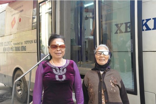 Phẫu thuật đục thể thuỷ tinh: Nhiều người bệnh đến viện khám khi đã muộn - Ảnh 1