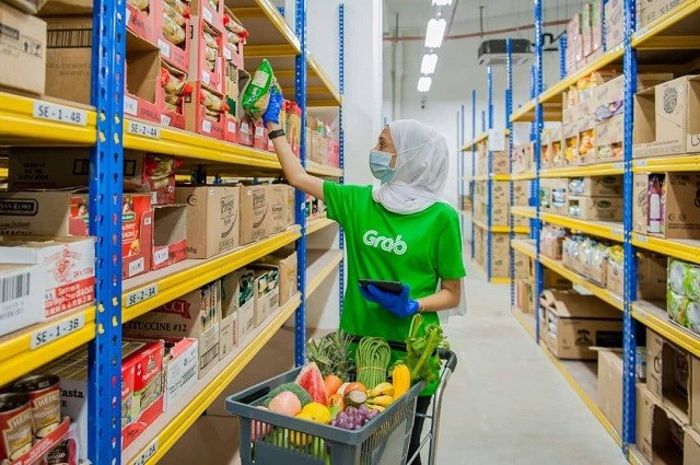 Nhằm củng cố sức mạnh v&agrave; thu h&uacute;t th&ecirc;m nh&agrave; đầu tư, kỳ l&acirc;n c&ocirc;ng nghệ Singapore n&agrave;y mở rộng th&ecirc;m mảng kinh doanh để l&agrave;m b&agrave;n đạp tiến v&agrave;o thị trường b&aacute;n lẻ.