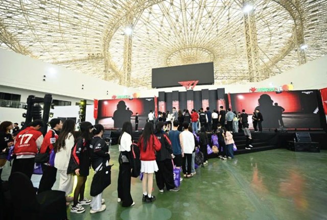 H&agrave;ng d&agrave;i fan h&acirc;m mộ xếp h&agrave;ng chi&ecirc;m ngưỡng cup v&ocirc; địch của T1 &nbsp;