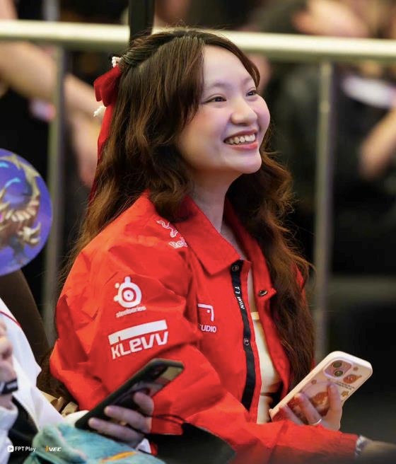 Một bạn trẻ h&agrave;o hứng theo d&otilde;i trận thi đấu giữa c&aacute;c đội tuyển &nbsp;