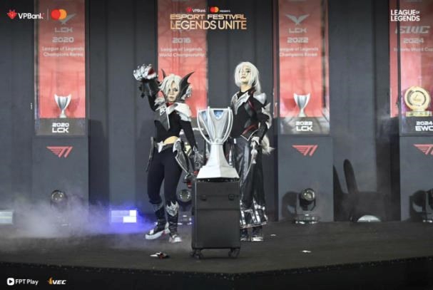 Hai th&iacute; sinh tr&igrave;nh diễn cosplay tại sự kiện &nbsp;