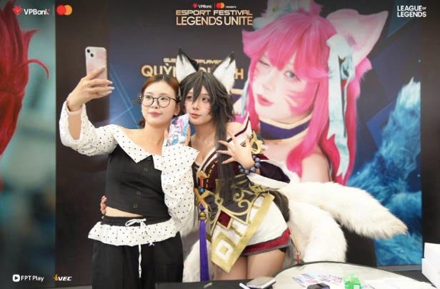 Kh&aacute;ch h&agrave;ng check in tại gian h&agrave;ng &nbsp;