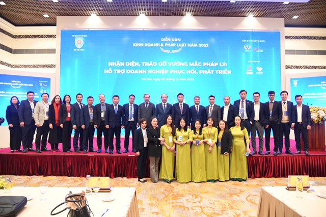 Ph&oacute; Thủ tướng, L&atilde;nh đạo Bộ chụp ảnh lưu niệm c&ugrave;ng c&aacute;c đại biểu tham dự Diễn đ&agrave;n.