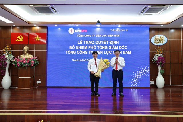 Chủ tịch Hội đồng th&agrave;nh vi&ecirc;n EVNSPC L&ecirc; Văn Trang trao Quyết định cho t&acirc;n Ph&oacute; Tổng Gi&aacute;m đốc Hứa Thanh Nh&agrave;n.&nbsp;Ảnh: VGP/ĐH