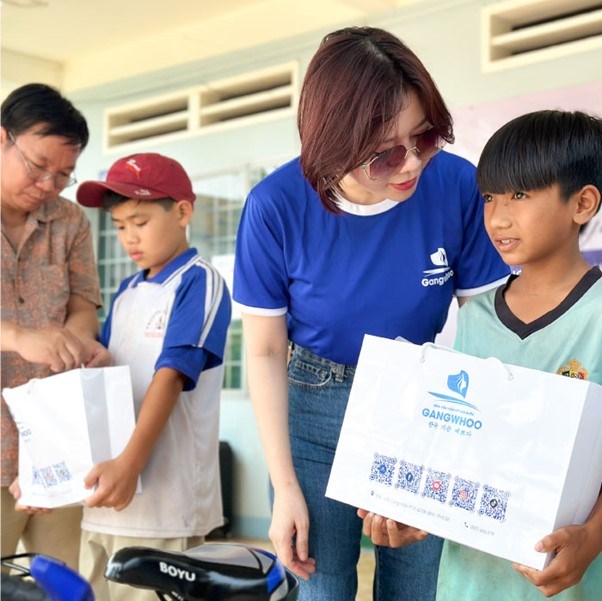 Với mong muốn nh&igrave;n thấy nhiều nụ cười của c&aacute;c b&eacute;, chị L&ecirc; Hiền t&iacute;ch cực tham gia hoạt động từ thiện