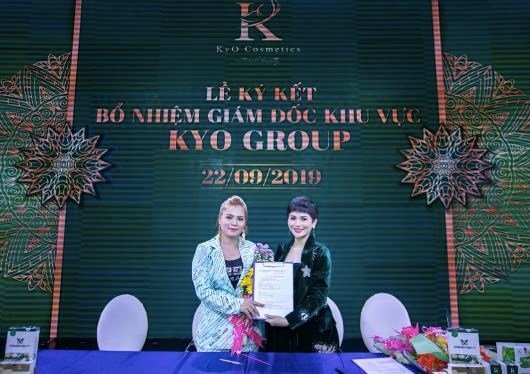 Doanh nh&acirc;n Ho&agrave;ng Thị Kim Oanh trong lễ k&yacute; kết bổ nhiệm gi&aacute;m đốc khu vực của Kyo Group