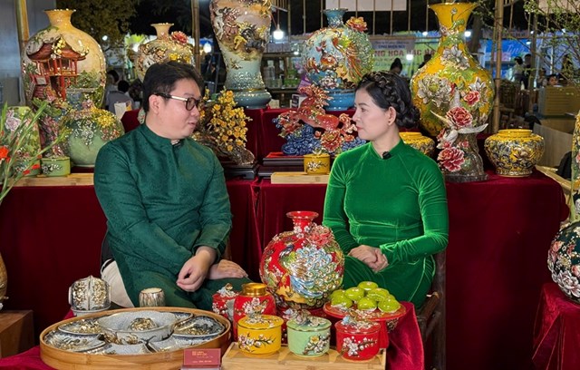 Nghệ nh&acirc;n Vũ Như Quỳnh (b&ecirc;n phải) - chủ thương hiệu Gốm Vạn An Lộc, truyền nh&acirc;n đời thứ 16 của d&ograve;ng gốm Vạn An Lộc tại l&agrave;ng gốm B&aacute;t Tr&agrave;ng.&nbsp;