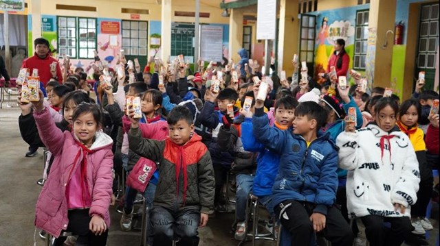 H&agrave;nh tr&igrave;nh mang sữa đến tay c&aacute;c trẻ em c&oacute; ho&agrave;n cảnh kh&oacute; khăn v&ugrave;ng bi&ecirc;n giới ph&iacute;a Bắc vẫn đang tiếp tục triển khai &nbsp;