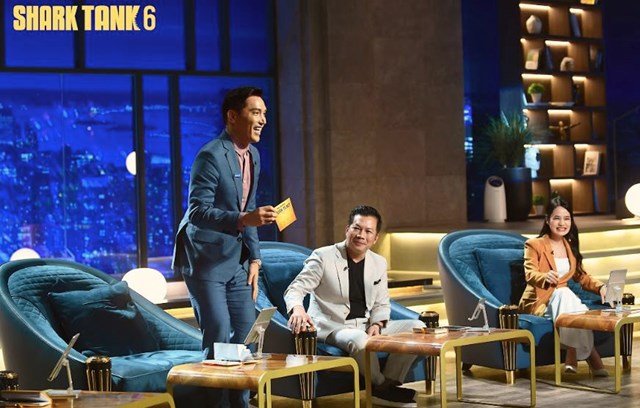 &quot;Phải l&#242;ng&quot; m&#225;y chiếu mini BeeCube, Shark Minh Beta r&#250;t Golden Ticket đầu ti&#234;n tại Shark Tank Việt Nam m&#249;a 6, thưởng n&#243;ng startup 100 triệu đồng để ra độc quyền ra deal - Ảnh 2