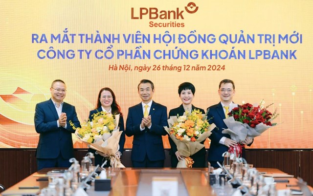 &Ocirc;ng Phạm Ph&uacute; Kh&ocirc;i (giữa) &ndash; Chủ tịch LPBS trao hoa cho c&aacute;c th&agrave;nh vi&ecirc;n Hội đồng quản trị v&agrave; Tổng Gi&aacute;m đốc LPBS