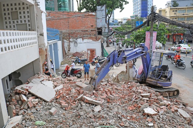 D&atilde;y nh&agrave; mặt tiền đường C&aacute;ch Mạng Th&aacute;ng T&aacute;m (quận 1) th&aacute;o dỡ, l&ugrave;i s&acirc;u để giao mặt bằng x&acirc;y ga Tao Đ&agrave;n thuộc tuyến Metro Số 2, chiều 27/11. Ảnh:Gia Minh.