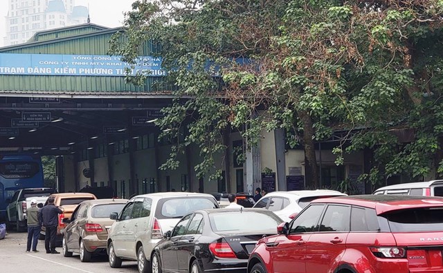 &Ocirc; t&ocirc; xếp h&agrave;ng d&agrave;i chờ đến lượt đăng kiểm ở H&agrave; Nội.