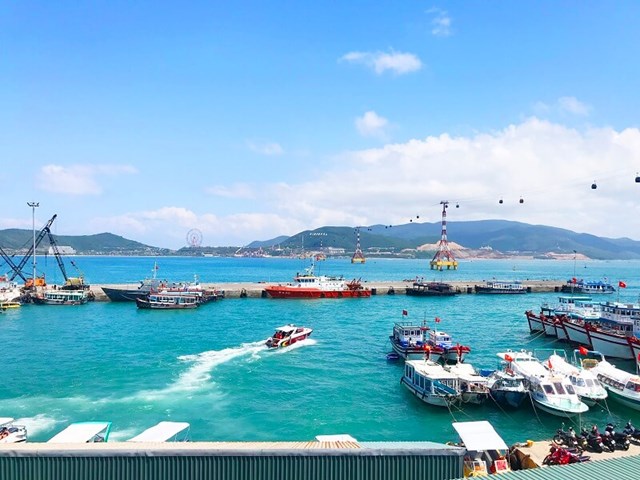 Một g&oacute;c cảng cầu đ&aacute; Nha Trang.