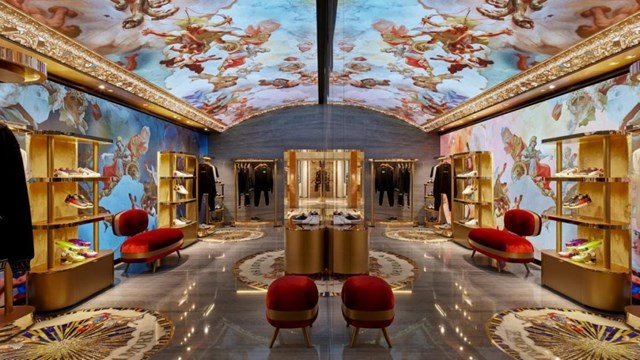 Cửa h&agrave;ng Dolce &amp; Gabbana tại Rome&nbsp;đ&atilde; g&acirc;y ấn tượng mạnh mẽ với kh&aacute;ch h&agrave;ng khi lấy cảm hứng từ kh&ocirc;ng gian La M&atilde; cổ k&iacute;nh. Kh&ocirc;ng chỉ nằm trong khu&ocirc;n vi&ecirc;n cung điện ở quảng trường Piazza di Spagna nổi tiếng cửa h&agrave;ng n&agrave;y c&ograve;n được bao phủ to&agrave;n trần bởi một bức b&iacute;ch họa 3D c&aacute;c vị thần Hy Lạp cổ đại. Ảnh: SCMP