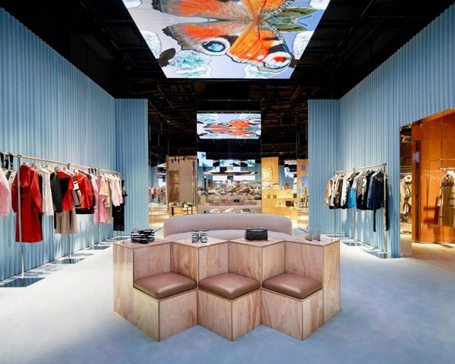 Thương hiệu thời trang&nbsp;Burberry h&agrave;ng đầu của Anh đ&atilde; kết hợp với c&ocirc;ng ty truyền th&ocirc;ng lớn nhất Trung Quốc Tencent để cho ra đời một cửa h&agrave;ng thời trang ứng dụng c&ocirc;ng nghệ ti&ecirc;n tiến tại th&agrave;nh phố Th&acirc;m Quyến. Khi đến đ&acirc;y, kh&aacute;ch h&agrave;ng c&oacute; thể sử dụng WeChat để y&ecirc;u cầu c&aacute;c dịch vụ tại cửa h&agrave;ng như đặt trước ph&ograve;ng thử đồ theo chủ đề, chọn trước quần &aacute;o v&agrave; mở list nhạc ri&ecirc;ng trong khi thử. Ảnh: SCMP