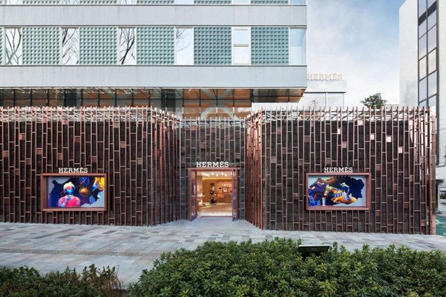 Cửa h&agrave;ng Herm&egrave;s tr&ecirc;n phố Omotesando, Tokyo do studio RDAI của Paris thiết kế theo đặc trưng văn h&oacute;a Nhật Bản. Kh&ocirc;ng gian b&ecirc;n ngo&agrave;i lấy cảm hứng từ h&igrave;nh ảnh khu rừng tr&uacute;c trong khi thiết kế b&ecirc;n trong sử dụng chi tiết kệ gỗ nổi, tường ốp gỗ v&agrave; t&aacute;c phẩm đi&ecirc;u khắc bằng tre bắt mắt. Đ&acirc;y l&agrave; sản phẩm s&aacute;ng tạo của nghệ sĩ nổi tiếng Nhật Bản Shoryu Honda. Ảnh: SCMP.