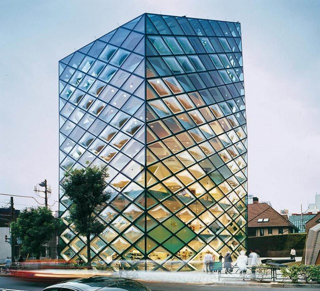 T&ograve;a nh&agrave; 6 tầng của thương hiệu cao cấp Prada nằm ở quận Aoyama, Tokyo l&agrave; một trong những c&ocirc;ng tr&igrave;nh kiến tr&uacute;c biểu tượng của th&agrave;nh phố v&agrave; cũng l&agrave; cửa h&agrave;ng đầu ti&ecirc;n của Prada tại Nhật Bản.&nbsp;Kh&aacute;ch h&agrave;ng c&oacute; thể t&igrave;m thấy mọi d&ograve;ng sản phẩm của thương hiệu cao cấp n&agrave;y ở đ&acirc;y, từ quần &aacute;o nam nữ đến đồ tập thể thao v&agrave; nước hoa. Ảnh: SCMP.