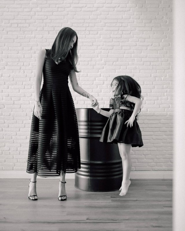 Kim Raymond v&agrave; con g&aacute;i Skylar Raymond-Foo. Ảnh: @ kimchiraymond / Instagram