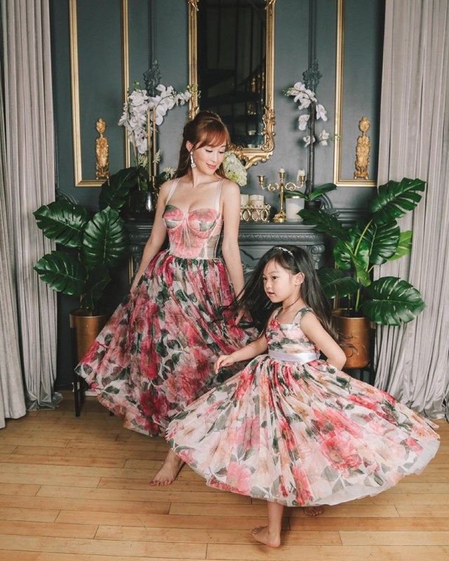 Cherie Chan b&ecirc;n con g&aacute;i Jadore.&nbsp;Ảnh: @ cherieofficial / Instagram