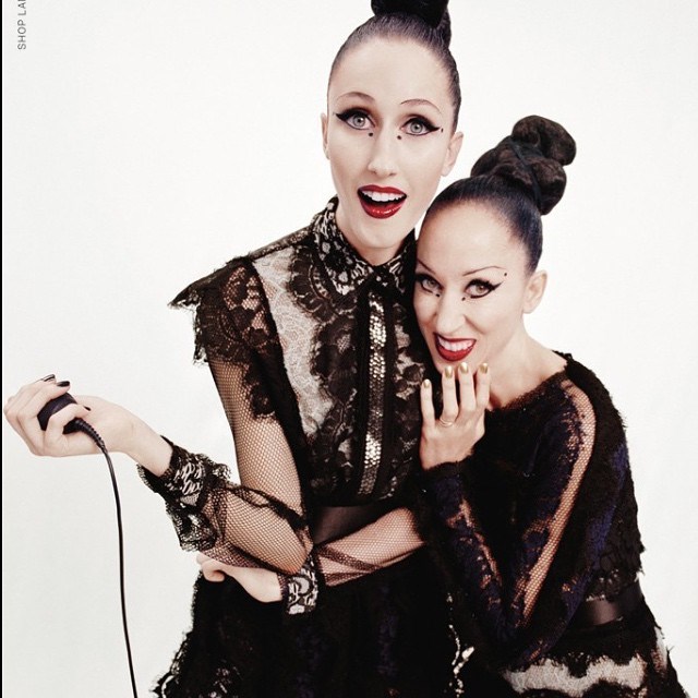 Pat Cleveland&nbsp;l&agrave; một trong những si&ecirc;u mẫu da đen đầu ti&ecirc;n tr&ecirc;n s&agrave;n catwalk thế giới, mở đường cho nhiều t&ecirc;n tuổi đ&igrave;nh đ&aacute;m như Beverly Johnson hay Naomi Campbell. Thừa hưởng vẻ đẹp của mẹ, con g&aacute;i Anna Cleveland Von Ravenstein của c&ocirc; cũng trở th&agrave;nh "gương mặt v&agrave;ng" của nhiều nh&atilde;n h&agrave;ng. Bộ ảnh độc đ&aacute;o tr&ecirc;n được cặp mẹ con thực hiện v&agrave;o m&ugrave;a h&egrave; 2015 cho h&atilde;ng thời trang cao cấp Lanvin của Ph&aacute;p. Ảnh: @patcleveland/ Instagram