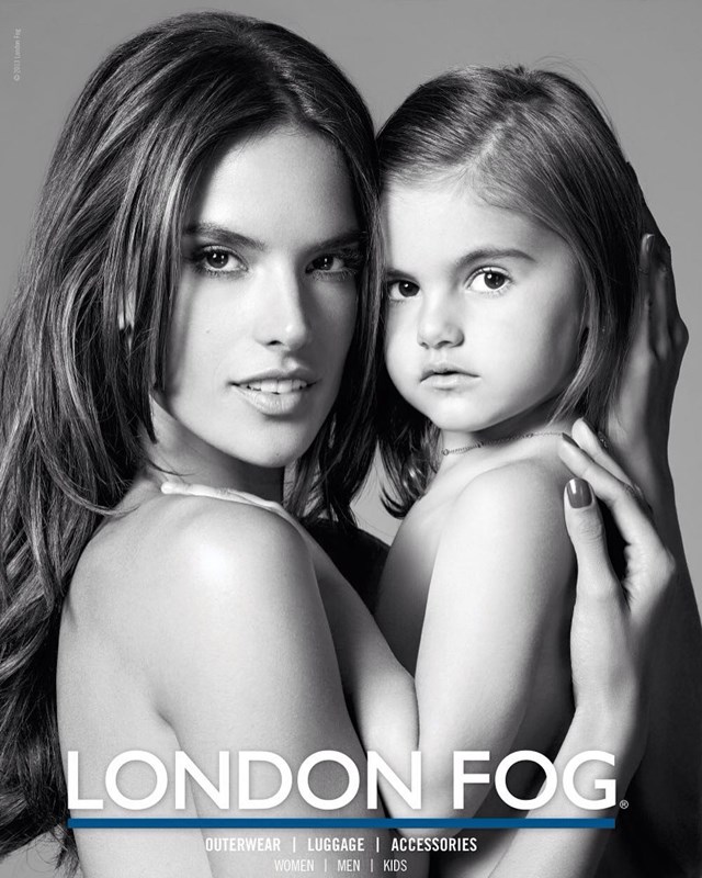 C&ocirc; b&eacute; Anja Mazur bốn tuổi đ&atilde; c&oacute; sự thể hiện đầy ấn tượng c&ugrave;ng mẹ l&agrave; người mẫu Alessandra Ambrosio, một Thi&ecirc;n thần Victoria&rsquo;s Secret trong chiến dịch London Fog&rsquo;s Spring 2013 v&agrave; Fall 2012. &ldquo;T&ocirc;i rất tự h&agrave;o về con b&eacute;. L&agrave; một người mẹ, việc để con g&aacute;i m&igrave;nh đ&aacute;nh cắp &aacute;nh đ&egrave;n s&acirc;n khấu l&agrave; điều kh&aacute; buồn cười, nhưng t&ocirc;i y&ecirc;u khoảng khắc đ&oacute;&rdquo;,&nbsp;Alessandra chia sẻ với tạp ch&iacute; People. Ảnh: @aleambrosiodaily / Instagram