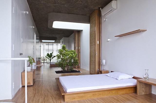 Những bức tường cố định đ&atilde; được thay thế bằng v&aacute;ch ngăn mỏng v&agrave; nhẹ nhằm ngăn c&aacute;ch c&aacute;c khu vực chức năng. Những v&aacute;ch ngăn di động n&agrave;y gi&uacute;p chủ nh&agrave; c&oacute; thể điều chỉnh sự c&acirc;n bằng giữa kh&ocirc;ng gian ri&ecirc;ng tư v&agrave; khu vực chung.