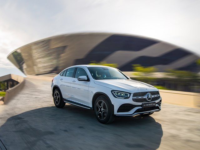 C&aacute;c d&ograve;ng SUV nhập khẩu ch&iacute;nh h&atilde;ng từ Mỹ bao gồm GLC 300 4MATIC Coupe, GLE 450 4MATIC v&agrave; GLS 450 4MATIC cũng nằm trong danh s&aacute;ch thay đổi về gi&aacute;. Cụ thể, GLC 300 4MATIC Coupe c&oacute; gi&aacute;&nbsp;3,09 tỷ đồng, tăng 20 triệu đồng. Phi&ecirc;n bản GLE 450 4MATIC c&oacute; mức gi&aacute; mới&nbsp;4,41 tỷ đồng, tăng 40 triệu đồng so với thời điểm ra mắt. GLS 450 4MATIC c&oacute; gi&aacute; ch&iacute;nh thức&nbsp;5 tỷ đồng, tăng 90 triệu đồng so với trước đ&acirc;y.
