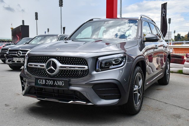 D&ograve;ng sedan cao cấp nhất Mercedes-Maybach S-Class c&oacute; mức gi&aacute; kh&ocirc;ng đổi trong năm nay. Với 3 phi&ecirc;n bản S 450, S 560 v&agrave; S 650 c&oacute; mức gi&aacute; lần lượt l&agrave;&nbsp;7,47 tỷ đồng,&nbsp;11,1 tỷ đồng&nbsp;v&agrave;&nbsp;14,9 tỷ đồng. Tương tự, mẫu SUV cỡ nhỏ 5+2 chỗ ngồi GLB 200 AMG vẫn giữ nguy&ecirc;n ở mức&nbsp;2 tỷ đồng.