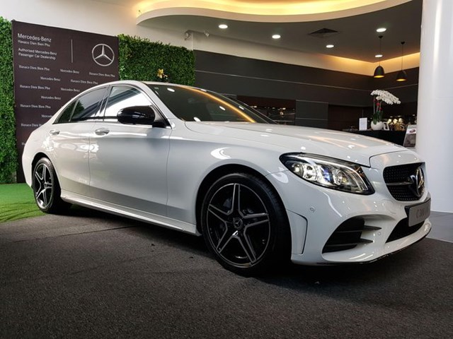 Ra mắt v&agrave;o đầu năm 2019, d&ograve;ng C-Class tại Việt Nam l&agrave; phi&ecirc;n bản facelift, sở hữu nhiều t&iacute;nh năng mới nhất của Mercedes như hệ thống đ&egrave;n pha MULTIBEAM LED hay EQ Boost.