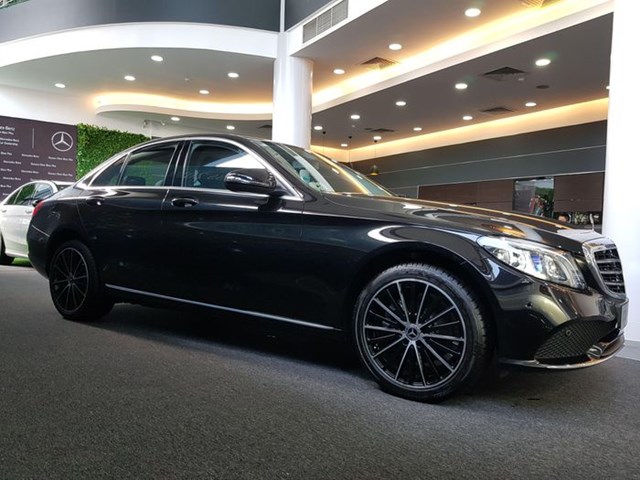 Mercedes-Benz C-Class hiện được ph&acirc;n phối với 3 phi&ecirc;n bản. Trong khi C 180 vẫn giữ nguy&ecirc;n mức gi&aacute;&nbsp;1,4 tỷ đồng, C 200 Exclusive c&oacute; gi&aacute; mới&nbsp;1,7 tỷ đồng, tăng 10 triệu đồng so với năm 2020. Phi&ecirc;n bản cao cấp nhất C 300 AMG được ni&ecirc;m yết&nbsp;1,97 tỷ đồng, tăng 30 triệu đồng.