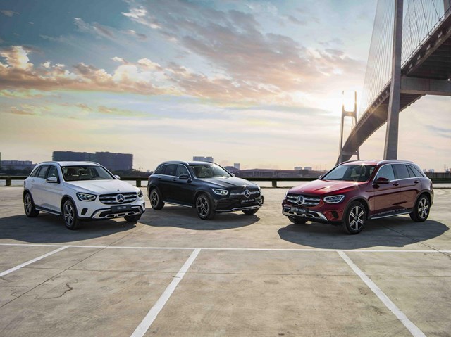 GLC đang l&agrave; mẫu xe nổi bật trong ph&acirc;n kh&uacute;c. Với nguồn cung phụ t&ugrave;ng nhập khẩu bị cắt giảm do dịch Covid-19, c&aacute;c phi&ecirc;n bản GLC hầu như ch&aacute;y h&agrave;ng. Đồng thời, kh&aacute;ch h&agrave;ng muốn mua phải gặp t&igrave;nh trạng &ldquo;bia k&egrave;m lạc&rdquo; từ c&aacute;c đại l&yacute; như trang bị th&ecirc;m đ&egrave;n chiếu logo, hệ thống cảnh b&aacute;o &aacute;p suất lốp&hellip;