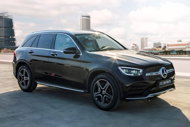 Mức gi&aacute; c&ocirc;ng bố của GLC 200 trong năm 2021 l&agrave;&nbsp;1,8 tỷ đồng, tăng 50 triệu đồng. Phi&ecirc;n bản sử dụng hệ dẫn động 4 b&aacute;nh GLC 200 4MATIC đạt mức&nbsp;2,1 tỷ đồng, tăng th&ecirc;m 60 triệu đồng. Phi&ecirc;n bản thể thao GLC 300 4MATIC thậm ch&iacute; l&ecirc;n đến&nbsp;2,5 tỷ đồng, tăng 100 triệu đồng so với trước đ&acirc;y.