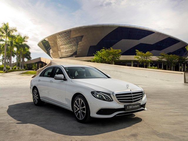 C&aacute;c phi&ecirc;n bản sedan cao cấp hơn như E-Class v&agrave; S-Class kh&ocirc;ng c&oacute; sự thay đổi về gi&aacute; trong năm nay. E 180, E 200 Exclusive v&agrave; E 300 AMG c&oacute; mức gi&aacute; lần lượt l&agrave;&nbsp;2,05 tỷ đồng,&nbsp;2,3 tỷ đồng&nbsp;v&agrave;&nbsp;2,92 tỷ đồng. Tương tự, S 450 chỉ n&acirc;ng cấp thiết kế m&acirc;m mới, vẫn giữ nguy&ecirc;n mức gi&aacute;&nbsp;4,3 tỷ đồng&nbsp;v&agrave; S 450 Luxury l&agrave;&nbsp;4,97 tỷ đồng.