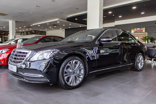 Theo một số nguồn tin, phi&ecirc;n bản E-Class facelift v&agrave; S-Class all-new, vốn đ&atilde; ra mắt tại nhiều thị trường kh&aacute;c, sẽ c&oacute; mặt tại Việt Nam trong năm 2021. Đồng thời, số lượng c&aacute;c xe n&agrave;y tại c&aacute;c đại l&yacute; kh&ocirc;ng c&ograve;n nhiều n&ecirc;n mức gi&aacute; kh&ocirc;ng ch&ecirc;nh lệch lớn.