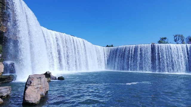 Th&aacute;c s&ocirc;ng Ngưu Lan l&agrave; cảnh quan nh&acirc;n tạo nằm trong một c&ocirc;ng vi&ecirc;n ở Tung Minh, th&agrave;nh phố C&ocirc;n Minh, V&acirc;n Nam, Trung Quốc. C&ocirc;ng tr&igrave;nh được x&acirc;y dựng với vốn đầu tư 1,1 tỷ nh&acirc;n d&acirc;n tệ (tương đương gần&nbsp;170 triệu USD) v&agrave; mất 2 năm để ho&agrave;n th&agrave;nh.