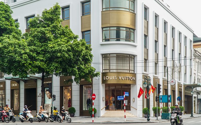 Tập đo&agrave;n LVMH đ&atilde; tham gia thị trường H&agrave; Nội bằng việc mở&nbsp;cửa h&agrave;ng Louis Vuitton v&agrave; Christian Dior.