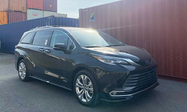 Toyota Sienna 2021 bản Platinum tại cảng ở TP HCM.
