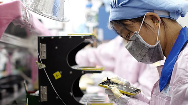 Apple đang gấp r&uacute;t dịch chuyển c&aacute;c d&acirc;y chuyền sản xuất từ Trung Quốc sang Ấn Độ v&agrave; Việt Nam.