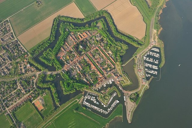 Th&agrave;nh phố&nbsp;Willemstad cũng tọa lạc ở v&ugrave;ng&nbsp;North Brabant l&agrave; một v&iacute; dụ điển h&igrave;nh kh&aacute;c cho kiến tr&uacute;c ng&ocirc;i sao ở H&agrave; Lan. Người ta l&yacute; giải 7 ph&aacute;o đ&agrave;i của th&agrave;nh phố tượng trưng cho 7 tỉnh hợp nhất để giải ph&oacute;ng H&agrave; Lan khỏi sự cai trị của T&acirc;y Ban Nha v&agrave;o thế kỷ 16 để h&igrave;nh th&agrave;nh một đất nước độc lập.