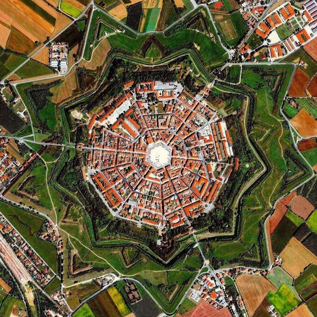Nằm ở khu vực bi&ecirc;n giới giữa Italy v&agrave; Slovenia, Palmanova l&agrave; th&agrave;nh phố c&oacute; cấu tr&uacute;c h&igrave;nh học độc đ&aacute;o được bảo tồn cẩn thận.&nbsp;Người Italy đ&atilde; x&acirc;y dựng n&oacute; v&agrave;o cuối thế kỷ 16 để bảo vệ bi&ecirc;n giới ph&iacute;a đ&ocirc;ng bắc của đất nước. Với bố cục đối xứng xuy&ecirc;n t&acirc;m được mở rộng từ một h&igrave;nh lục gi&aacute;c ở trung t&acirc;m, th&agrave;nh phố n&agrave;y&nbsp;đ&atilde; được UNESCO c&ocirc;ng nhận l&agrave; Di sản Thế giới&nbsp;.