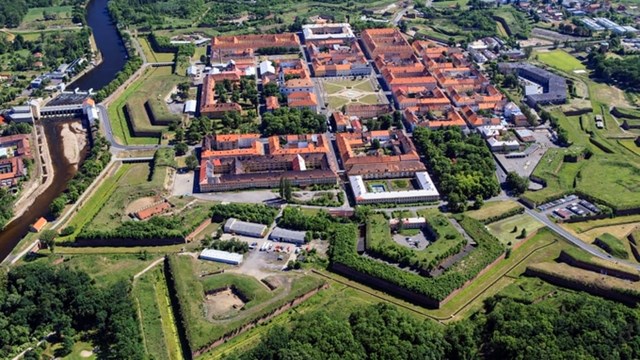 Được x&acirc;y dựng v&agrave;o cuối thế kỷ 18,&nbsp;Terez&iacute;n&nbsp;thuộc Cộng h&ograve;a Czech được x&acirc;y dựng bởi&nbsp;ho&agrave;ng đế Joseph II của gia tộc Habsburg. T&ecirc;n th&agrave;nh phố được đặt theo t&ecirc;n mẹ của &ocirc;ng, b&agrave;&nbsp;Maria Theresa. Trong&nbsp;Thế chiến thứ nhất, nơi đ&acirc;y trở th&agrave;nh ph&aacute;o đ&agrave;i để giam giữ t&ugrave; nh&acirc;n ch&iacute;nh trị.&nbsp;Sau khi bị Đức quốc x&atilde; chiếm đ&oacute;ng, to&agrave;n bộ thị trấn trở th&agrave;nh trại tập trung nhốt c&aacute;c t&ugrave; nh&acirc;n Do Th&aacute;i ở khắp ch&acirc;u &Acirc;u. Ng&agrave;y nay, Terez&iacute;n trở th&agrave;nh bảo t&agrave;ng nổi tiếng Terez&iacute;n Ghetto.