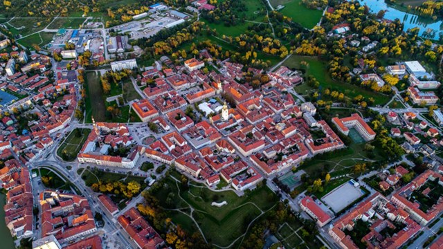 Th&agrave;nh phố Karlovac, Croatia, được x&acirc;y dựng bởi gia tộc Habsburgs v&agrave;o năm 1579.&nbsp; Karlovac c&oacute; cấu tr&uacute;c h&igrave;nh sao lục gi&aacute;c l&agrave; một ph&aacute;o đ&agrave;i để chống lại qu&acirc;n Ottoman. Mặc d&ugrave; khu vực ngoại &ocirc; xung quanh đ&acirc;y đ&atilde; ph&aacute;t triển hiện đại nhưng quần thể kiến ​​tr&uacute;c b&ecirc;n trong Karlovac vẫn được bảo tồn nguy&ecirc;n vẹn.