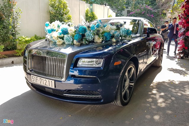 Mẫu xe được ch&iacute;nh ch&uacute; rể Phan Th&agrave;nh cầm l&aacute;i h&ocirc;m nay l&agrave; chiếc Rolls-Royce Wraith. Mẫu coup&eacute; si&ecirc;u sang 2 cửa n&agrave;y về tay Phan Th&agrave;nh từ năm 2016 v&agrave; thường xuy&ecirc;n được thiếu gia n&agrave;y sử dụng để đi gặp c&aacute;c đối t&aacute;c kinh doanh.