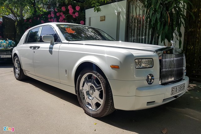 Cặp đ&ocirc;i Rolls-Royce Phantom cũng xuất hiện trong lễ rước d&acirc;u s&aacute;ng nay. Rolls-Royce Phantom thế hệ thứ 7 rất được c&aacute;c đại gia Việt Nam tin d&ugrave;ng v&agrave; sử dụng. Phantom VII đ&atilde; dừng sản xuất từ năm 2017 v&agrave; được thay thế bởi Phantom VIII.