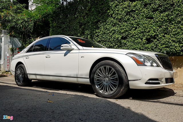 Maybach 57S sở hữu m&agrave;u sơn trắng kh&aacute; hiếm gặp tại Việt Nam. Đ&acirc;y l&agrave; mẫu xe si&ecirc;u sang từng được sản xuất để đối đầu trực tiếp với Rolls-Royce Ghost, Bentley Continental Flying Spur...
