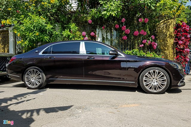 C&oacute; đến 3 chiếc Mercedes-Maybach S-Class c&oacute; mặt tại sự kiện s&aacute;ng nay. 3 chiếc xe đều mang những m&agrave;u sắc đặc biệt như Đen Ruby, Xanh Ngọc Lục Bảo v&agrave; Trắng Kim Cương.
